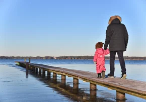 Vater mit Kind auf Steg | Foto: Tobias Frick / fundus-medien.de